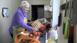 Sfidând cancerul, o proprietară de restaurant din Rusia gătește gratuit pentru cei flămânzi