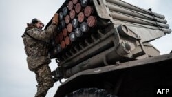 Украинский военнослужащий на позиции близ Бахмута, 7 февраля 2023 года