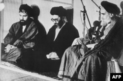 Ajatolah Ruholah Homeini (desno) izdao je fetvu kojom je naredio pogubljenje "otpadnika" kasnih 1980-ih.