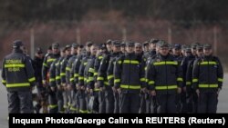 Pripadnici jedinice za reagovanje na katastrofe iz rumunskih službi za vanredne situacije pripremaju se za polazak u regiju pogođenju zemljotresom, 6. februar