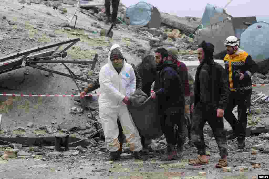 Рятувальники в місті Джандарис шукають тих, хто вижив під час землетрусу