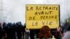 Një protestuese në Paris kundër planit qeveritar për pensione mban një pankartë ku shkruan "Pensionim para vdekjes". Francë, 21 janar 2023.