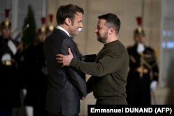Potrivit ziariștilor de la Politico, Emmanuel Macron plănuia să meargă la teatru în seara în care consilierii lui au transmis totuși invitația ca Volodimir Zelensky se se oprească la Paris, după vizita de la Londra.