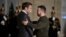 Emmanuel Macron elnök az Élysée-palotában tűzte Zelenszkij mellére a legnagyobb francia kitüntetést Párizsban 2023. február 8-án