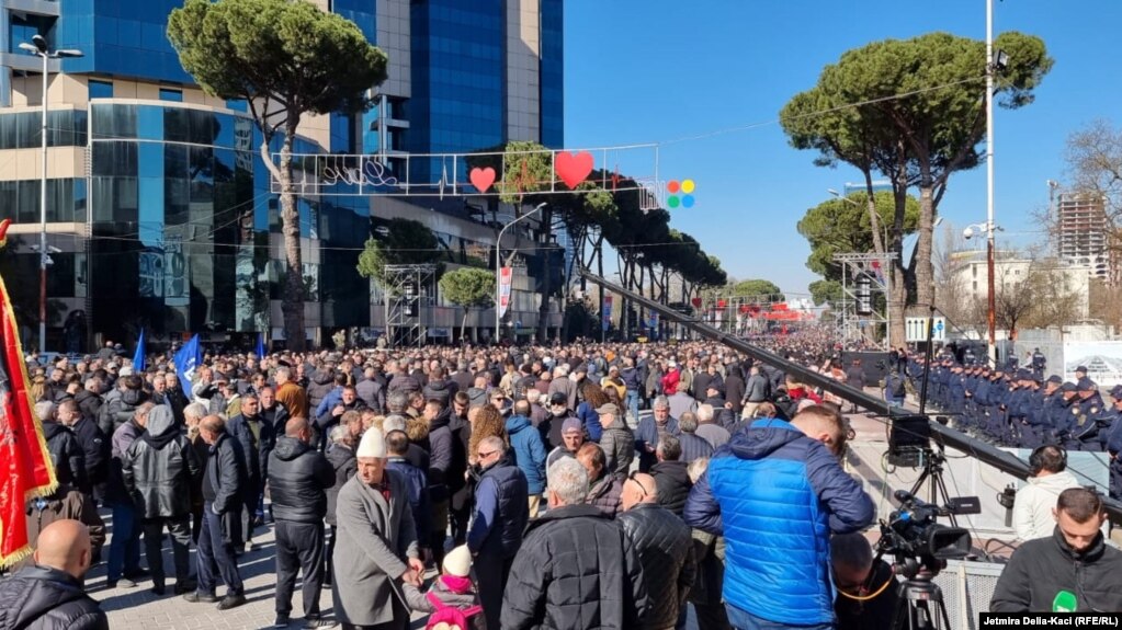 Албанија: Протест организиран од опозициските партии