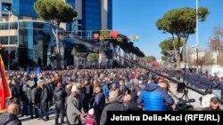 Албанија: Протест организиран од опозициските партии