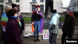 Aktivisti za prava transrodnih osoba, pristalice prijedloga škotskog zakona o priznanju promjene pola, protestuju ispred Downing Streeta zbog britanskog veta, London, 17. januar 2023. 