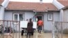 Largimi i pajisjeve elektroshtëpiake nga një shtëpi e vërshuar në jug të Mitrovicës, 20 janar 2023.