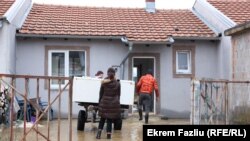 Largimi i pajisjeve elektroshtëpiake nga një shtëpi e vërshuar në jug të Mitrovicës, 20 janar 2023.