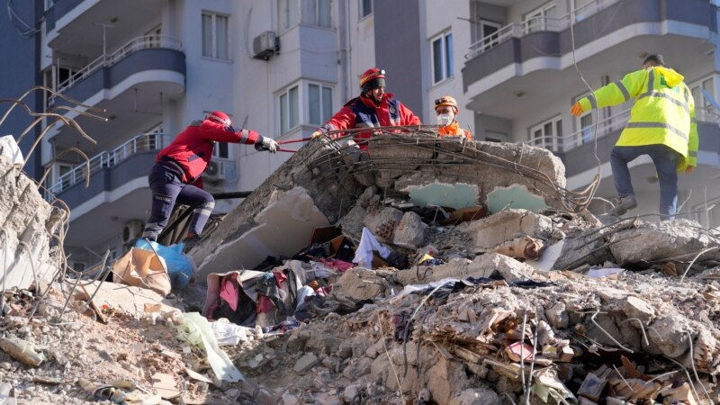 Vazhdojnë përpjekjet për shpëtim pas tërmeteve në Turqi dhe Siri