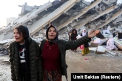 Рыдающие люди среди развалин своих домов. Турецкая провинция Хатай. 6 февраля 2023 года.