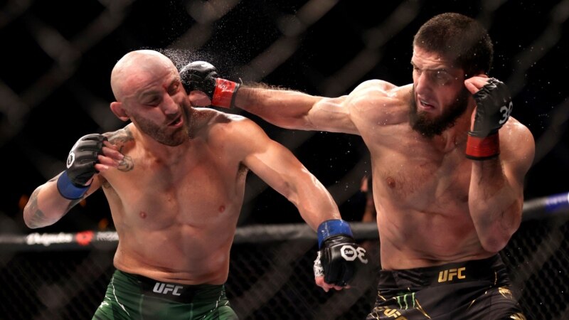 Дагестанский боец Ислам Махачев отстоял титул чемпиона UFC в легком весе