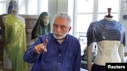 Dizajner Paco Rabanne razgovara s novinarima u svojoj pariškoj radionici 