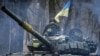 Un tanc ucrainean T-72 face manevre într-o lizieră din Donețk, estul Ucrainei, pe 18 ianuarie