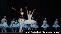 Кыргызстандык балет бийчиси Канат Надырбек Мариинский театрындагы кесиптештери менен. Архивдик сүрөт. 