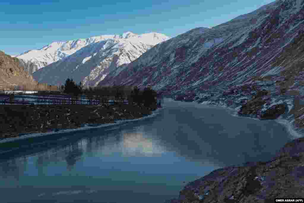 Замёрзшая река Кокча в Файзабаде, провинция Бадахшан &nbsp;