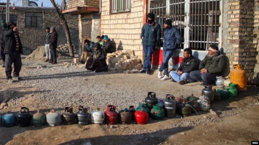 Iranianët që presin të mbushin bombolat e tyre me gaz në provincën Razavi Khorasan në janar.