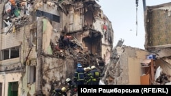 Рятувальники уже третю добу розбирають завали зруйнованого російським ракетним ударом житлового будинку Дніпра. 16 січня 2023 року