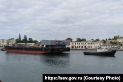Спуск на воду понтона плавкрана «Севастополь», октябрь 2019 года