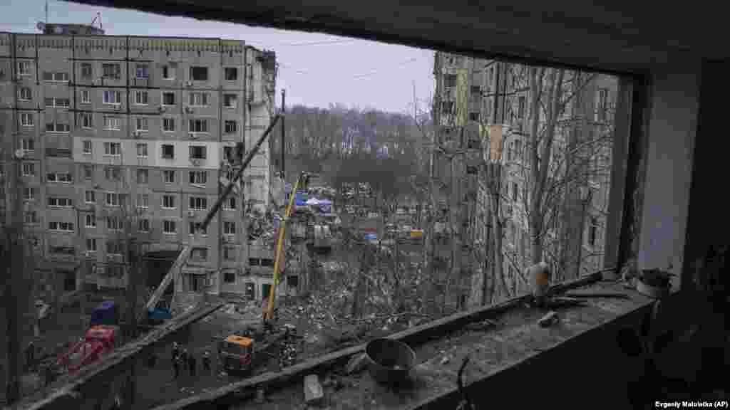 Az ukrán hatóságok elismerték, hogy kicsi az esélye annak, hogy még túlélőket találnának a szombati támadás romjai között, de Volodimir Zelenszkij ukrán elnök hangsúlyozta, a mentőakciót folytatni fogják, &bdquo;amíg a legkisebb esély is van arra, hogy életeket menthetnek&rdquo;