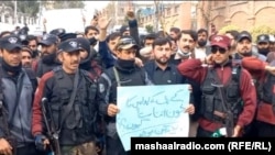 The police who protested on February 1 gathered in front of the Peshawar Journalists' Center and were joined by civil and political activists. 