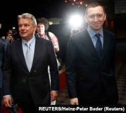 Hans Peter Haselsteiner (b), a Strabag vezérigazgatója és a cég akkori társtulajdonosa és Oleg Gyeripaszka orosz oligarcha Bécsben 2007-ben