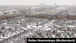 Главная площадь Ташкента зимой со снегом у памятника Амиру Темуру.