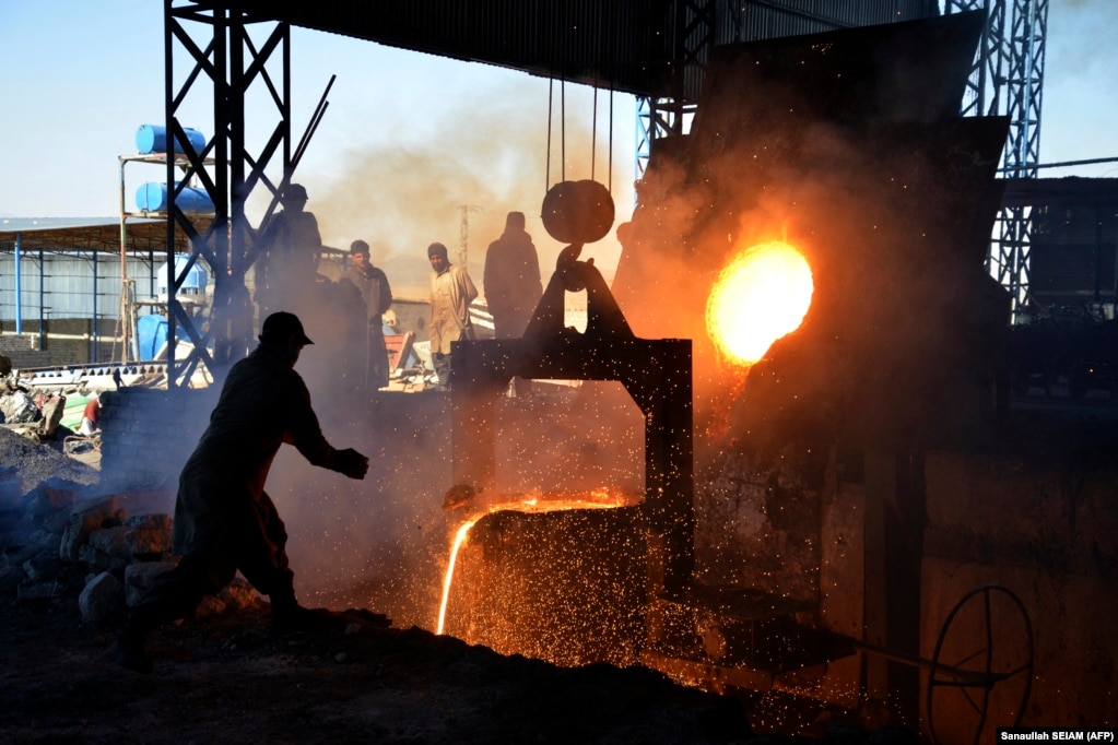 Punëtorët afganë duke punuar në një fabrikë hekuri në provincën Kandahar.