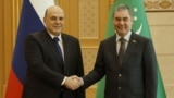 Türkmenistanyň Halk maslahatynyň başlygy Gurbanguly Berdimuhamedow (sagda) we Russiýanyň premýer-ministri Mihaýil Mişustin. Aşgabat. Ýanwar, 2023 ý.