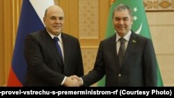 Türkmenistanyň Halk maslahatynyň başlygy Gurbanguly Berdimuhamedow (sagda) we Russiýanyň premýer-ministri Mihaýil Mişustin. Aşgabat. Ýanwar, 2023 ý.