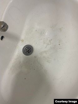 Një lavaman i papastër në Qendrën e Studentëve.