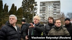 Fostul prim-ministru britanic Boris Johnson vizitează orașul Borodianka, puternic afectat în timpul invaziei Rusiei în Ucraina, 22 ianuarie 2023