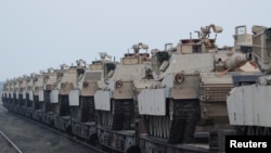 Amerikai M1 Abrams harckocsik egy romániai katonai bázisnál 2017. február 14-én