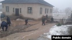 Работники ЧС пытаются отвести воду с участка возле дома в Туркестанской области. 2 февраля 2023 года