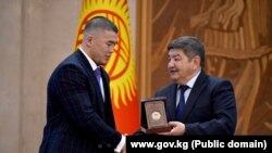 Грек-рим күрөшү боюнча дүйнө чемпиону Акжол Махмудовдун сыйлык алып жаткан учуру.&nbsp;