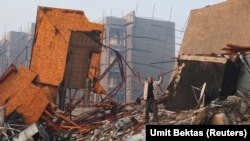 'Čuju se pozivi upomoć, ali niko ne dolazi': Stanovnici Hataja rukama pretražuju ruševine