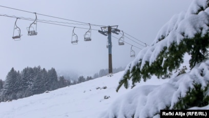 Qendra e skijimit në Brezovicë ka nëntë teleferikë për të njëjtin numër të pistave të skijimit - më e gjata prej të cilave është 3.500 metra.