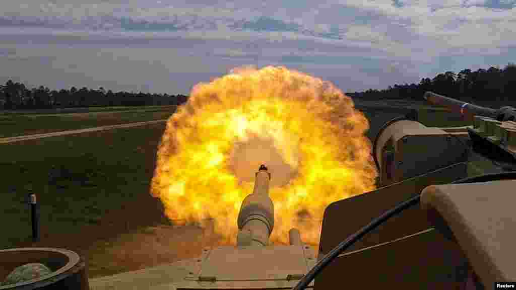 Un tanc M1A1 Abrams în timpul unui exercițiu de tragere la țintă, Fort Stewart, Georgia, Statele Unite, 29 martie 2018. Tancul este dotat cu un tun principal cu țeavă lisă Rheinmetall M256A1 de&nbsp;120mm, o mitralieră grea Browning M2HB de 12,7mm și două mitraliere M240 de&nbsp;7,62mm.