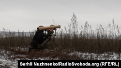 Украински военен на фронтовата линия в Донецка област