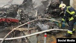 Спасителни екипи разчистват останките от хеликоптера след катастрофата