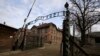 Zloglasna poruka na njemačkom jeziku Arbeit Macht Frei (Rad oslobađa) na ulazu u nacistički koncentracijski logor Auschwitz, Poljska, januar 2020.<br />
<br />
Zvanično nazvan Koncentracijski logor Auschwitz bio je kompleks od više od 40 logora za zatvaranje i istrebljenje.