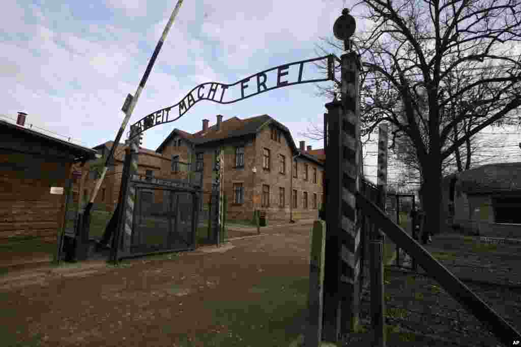 Zloglasna poruka na njemačkom jeziku Arbeit Macht Frei (Rad oslobađa) na ulazu u nacistički koncentracijski logor Auschwitz, Poljska, januar 2020. Zvanično nazvan Koncentracijski logor Auschwitz bio je kompleks od više od 40 logora za zatvaranje i istrebljenje.