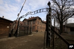 Fotografie de la poarta fostului lagăr al morții de la Auschwitz.