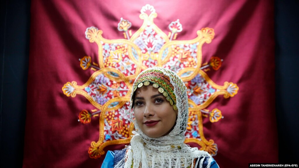 Një grua iraniane e veshur me një kostum tradicional Gilaki, merr pjesë në Ekspozitën e 16-të Ndërkombëtare të Turizmit dhe Industrive të Përafërta në Teheran.