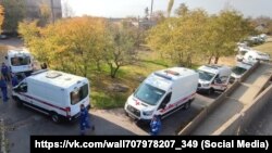 Автомобили «скорой помощи» со знаками Z, на которых вывозят в Крым жителей оккупированной Россией части Херсонской области, 7 ноября 2022 года