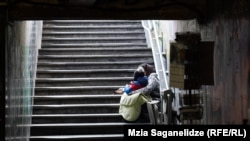 Тилемчилик кылып отурган аял. Иллюстрациялык сүрөт.