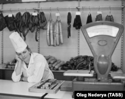 Продавщица в розничном магазине "Колбасы", Ростов-на-Дону, 1991 год