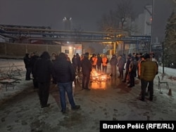 Punëtorët e kompanisë kineze të bakrit, Zijin, në Bor të Serbisë e bllokojnë hyrjen e fabrikës, duke kërkuar paga më të larta dhe kushte më të mira të punës.