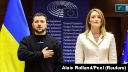 Președintele Ucrainei, Volodimir Zelenski, alături de președinta Parlamentului European, Roberta Metsola, la Parlamentul UE din Bruxelles, 9 februarie 2023