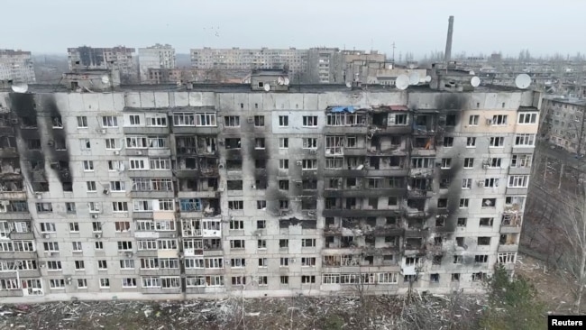 Ndërtesa të dëmtuara në qytetin Vuhledar të rajonit kryesisht të shkatërruar të Donjeckut, më 27 janar 2023.